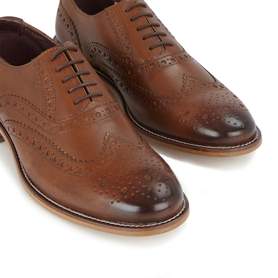 Gatsby chestnut leather brogue, pair close-up